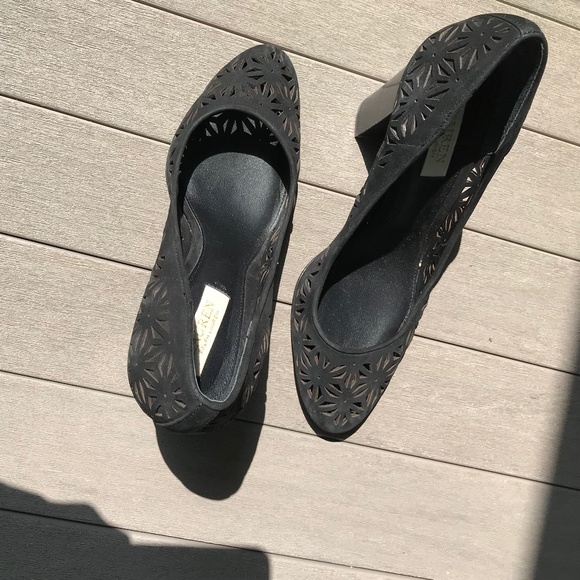 LAUREN RALPH LAUREN LEATHER VIONA ll EYELET HEELS - Picture 13 of 15